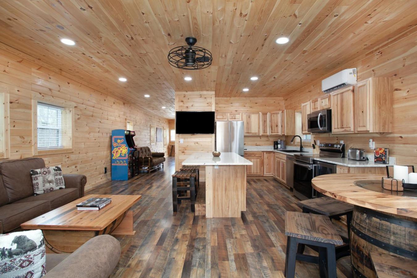 セバービル Whiskey Barrel W Hot Tub Arcade Game Fire Pitヴィラ エクステリア 写真