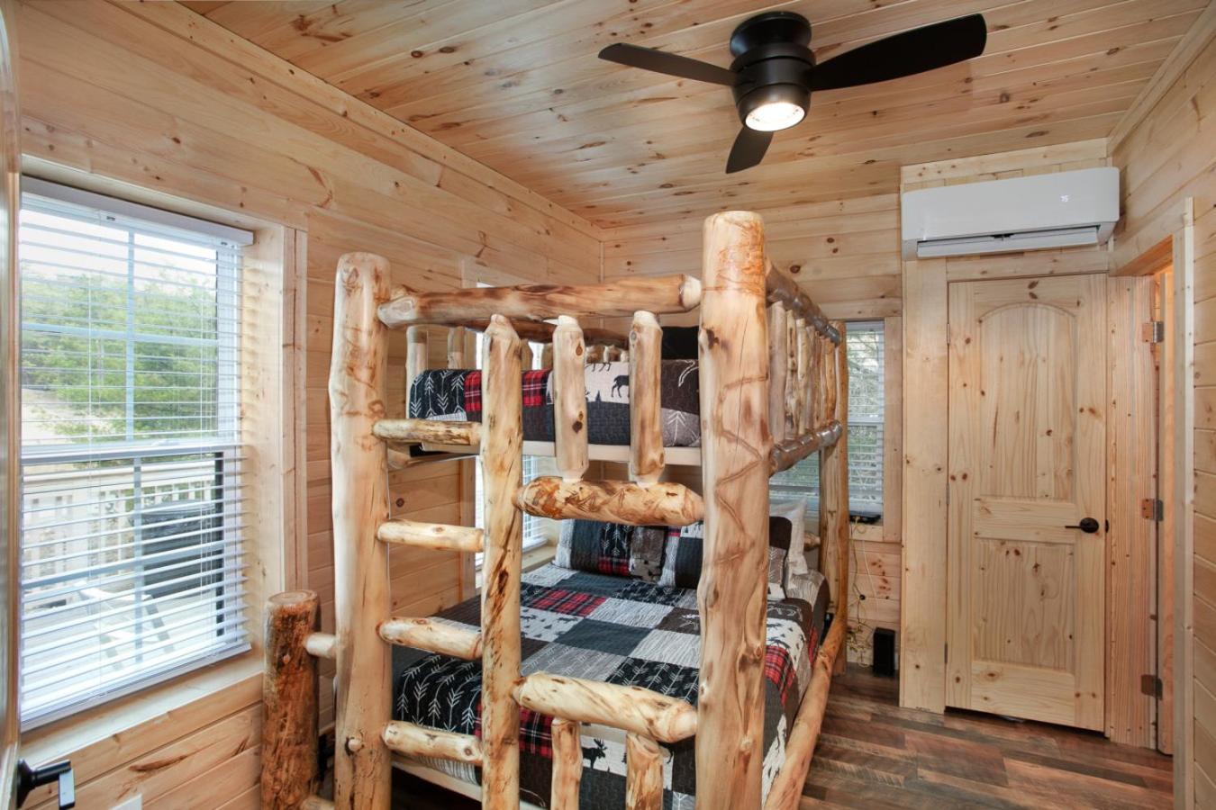 セバービル Whiskey Barrel W Hot Tub Arcade Game Fire Pitヴィラ エクステリア 写真